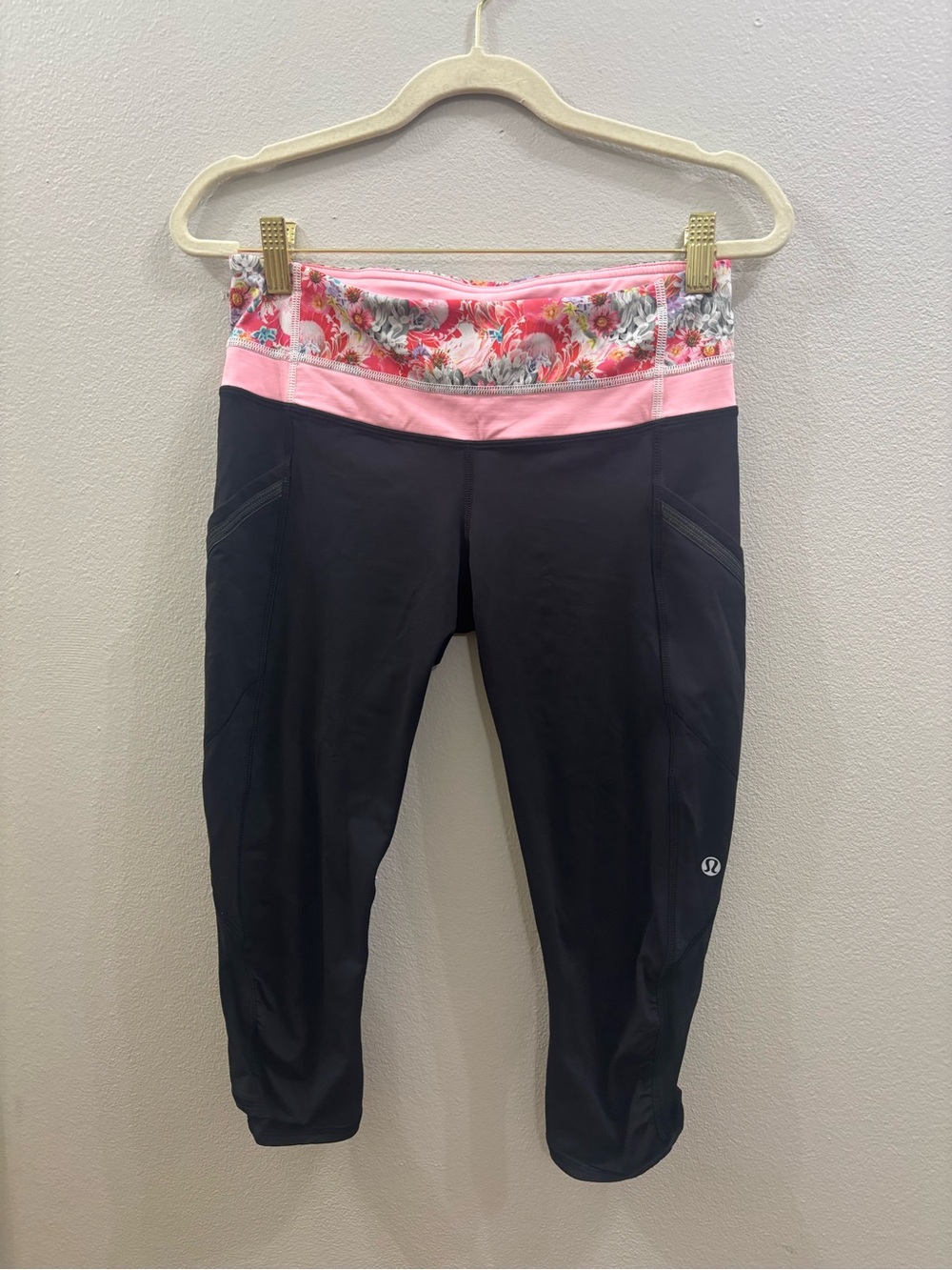 Lululemon Women's Chase Me Crop II Luxtreme Crop Black Pink Floral Waist Size 6